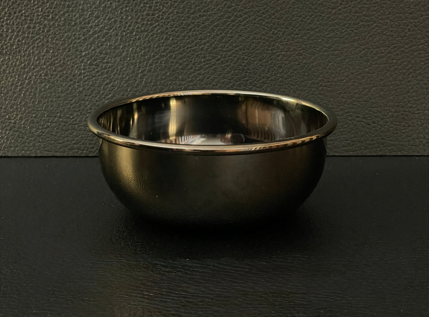 Shaving bowl titanium look